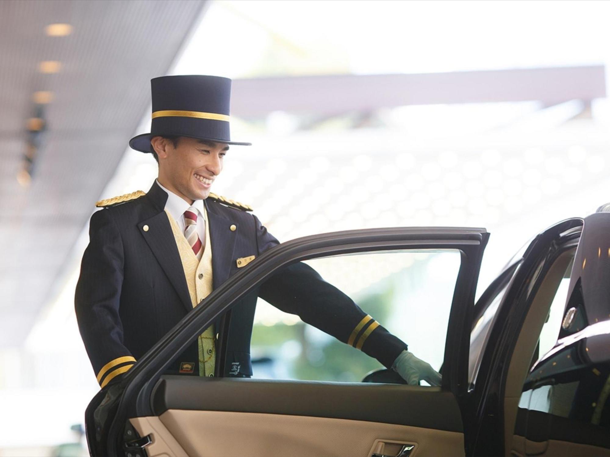 나고야 칸코 호텔 나고야 시 외부 사진 A chauffeur opening a car door