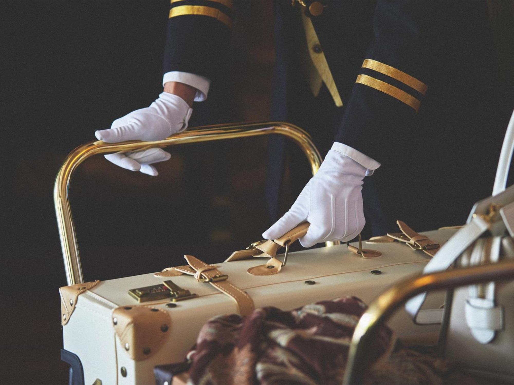 나고야 칸코 호텔 나고야 시 외부 사진 A bellboy with a luggage cart