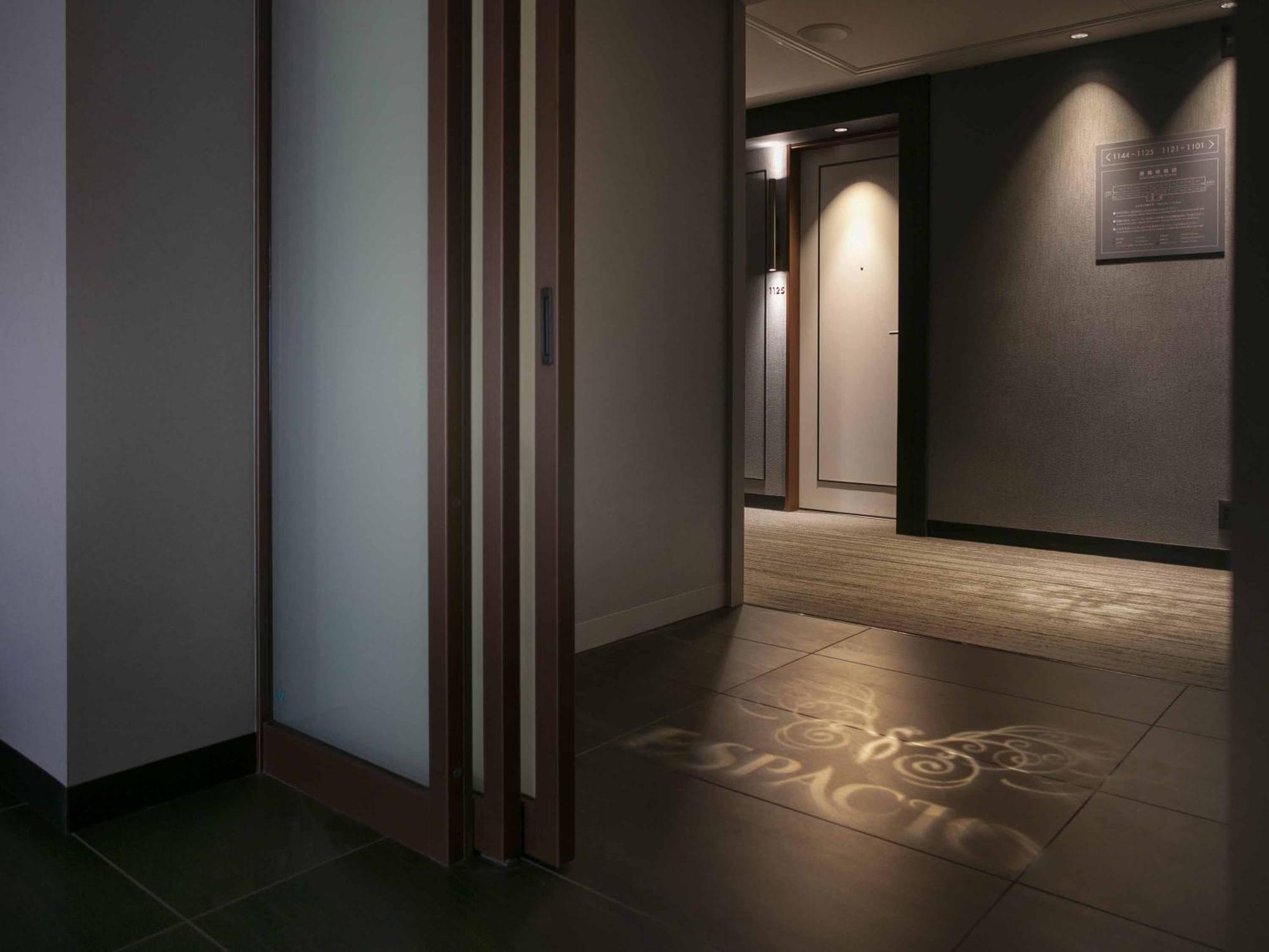 나고야 칸코 호텔 나고야 시 외부 사진 A corridor in a hotel