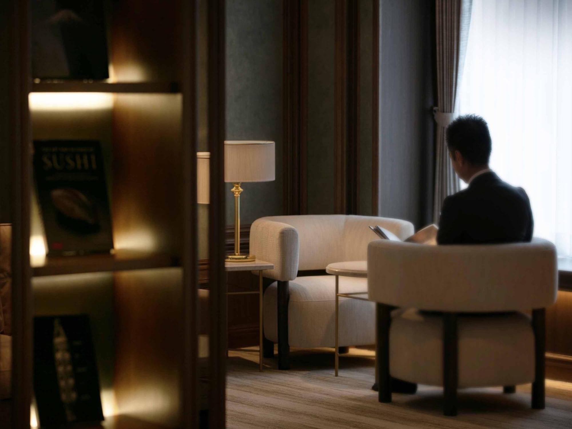 나고야 칸코 호텔 나고야 시 외부 사진 A butler at work