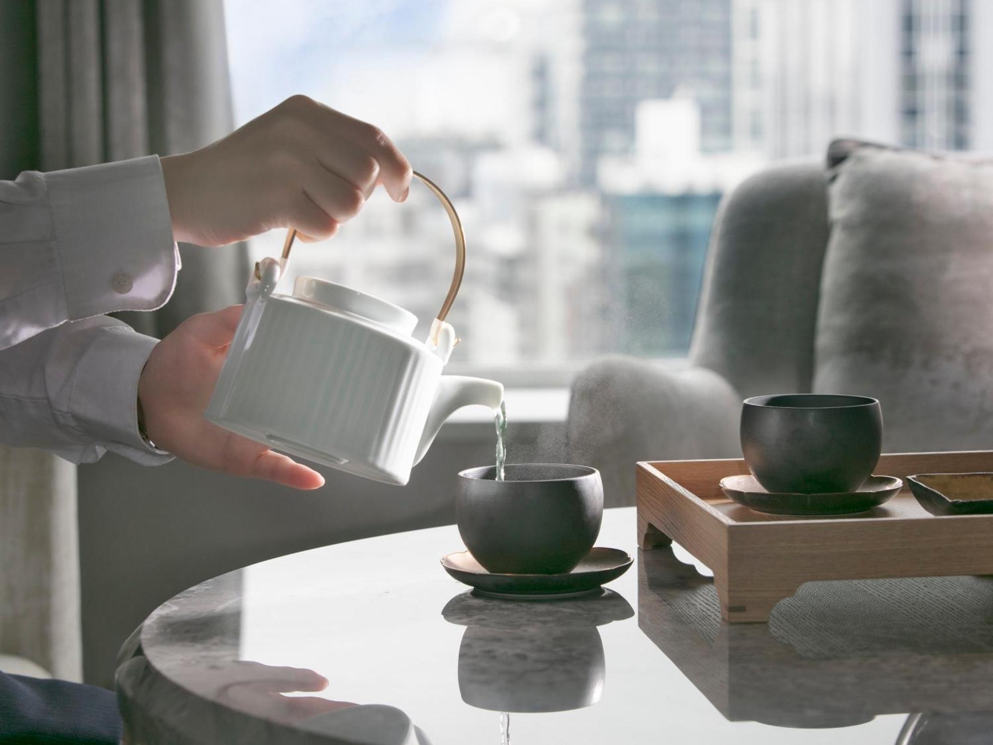 나고야 칸코 호텔 나고야 시 외부 사진 A tea master pouring tea